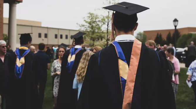 擺地?cái)偵蠠崴?！疫情后，海歸“后浪”們?nèi)绾芜x擇職業(yè)？